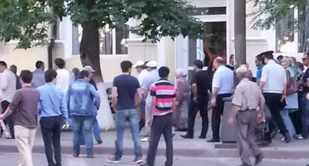 Policemen accompany protesters squeezing them from the square, Makhachkala, September 4, 2015. Photo by the ‘Caucasian Knot’ correspondent. Policemen accompany protesters squeezing them from the square, Makhachkala, September 4, 2015. Photo by the ‘Caucasian Knot’ correspondent.