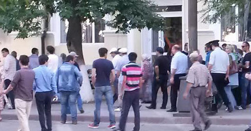 Policemen accompany protesters squeezing them from the square, Makhachkala, September 4, 2015. Photo by the ‘Caucasian Knot’ correspondent.