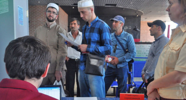 Piligrims at the airport before leaving for Hajj in Saudi Arabia, Makhachkala, September 3, 2015. Photo by Leila Tagirova for the ‘Caucasian Knot’. Piligrims at the airport before leaving for Hajj in Saudi Arabia, Makhachkala, September 3, 2015. Photo by Leila Tagirova for the ‘Caucasian Knot’.
