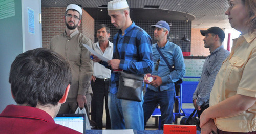 Piligrims at the airport before leaving for Hajj in Saudi Arabia, Makhachkala, September 3, 2015. Photo by Leila Tagirova for the ‘Caucasian Knot’. Piligrims at the airport before leaving for Hajj in Saudi Arabia, Makhachkala, September 3, 2015. Photo by Leila Tagirova for the ‘Caucasian Knot’.