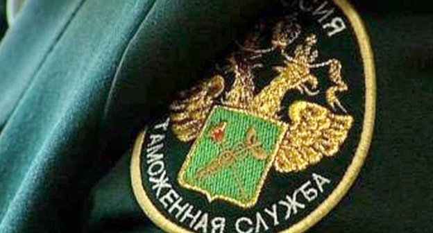 Chevron on the uniform of the Russian Customs Service employee. Photo: http://vinteresah.com/категории/новости/башкирская_таможня_упроцается_процедура_перевозки/59711 Chevron on the uniform of the Russian Customs Service employee. Photo: http://vinteresah.com/категории/новости/башкирская_таможня_упроцается_процедура_перевозки/59711