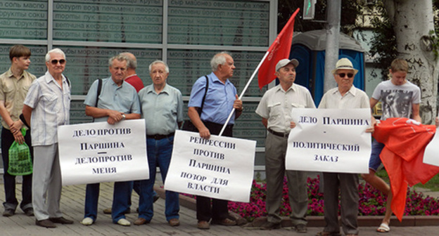 The participants of the action in support of Nikolai Parshin. Volgograd, July 22, 2014. Photo by Tatyana Filimonova for the "Caucasian Knot" The participants of the action in support of Nikolai Parshin. Volgograd, July 22, 2014. Photo by Tatyana Filimonova for the "Caucasian Knot"