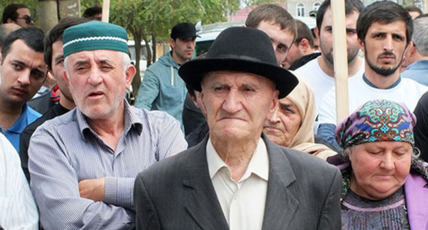 The participants of the rally in Buynaksk on 25.08.2015. Photo by Patimat Makhmudova for the "Caucasian Knot"