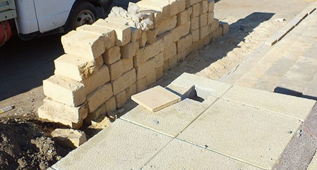 Repair jobs in Lenina Street in Derbent. Photo by Patimat Makhmudova for the "Caucasian Knot" Repair jobs in Lenina Street in Derbent. Photo by Patimat Makhmudova for the "Caucasian Knot"