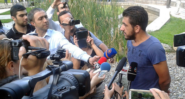 Maxim Sargsyan, a member of the initiative group "No to robbery!" (to the right). Yerevan, September 1, 2015. Photo by Armine Martirosyan for the "Caucasian Knot" Maxim Sargsyan, a member of the initiative group "No to robbery!" (to the right). Yerevan, September 1, 2015. Photo by Armine Martirosyan for the "Caucasian Knot"