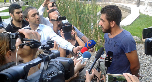 Maxim Sargsyan, a member of the initiative group "No to robbery!" (to the right). Yerevan, September 1, 2015. Photo by Armine Martirosyan for the "Caucasian Knot" Maxim Sargsyan, a member of the initiative group "No to robbery!" (to the right). Yerevan, September 1, 2015. Photo by Armine Martirosyan for the "Caucasian Knot"