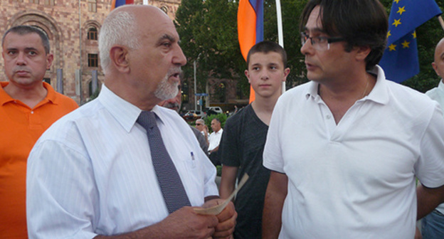 Paruyr Airikyan, the leader of the "National Self-Determination" Party, with Andrias Gukasyan. Photo by Armine Martirosyan for the "Caucasian Knot" Paruyr Airikyan, the leader of the "National Self-Determination" Party, with Andrias Gukasyan. Photo by Armine Martirosyan for the "Caucasian Knot"