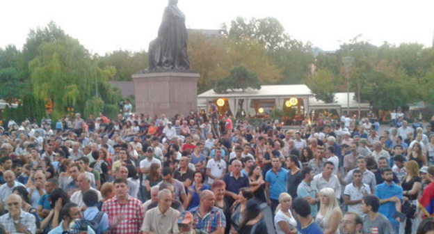 Rally of the participants of the protest against the rise of electricity tariff. Yerevan, September 11, 2015. Photo by Armine Martirosyan for the "Caucasian Knot"