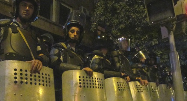 The police officers in Bagramyan Avenue in Yerevan during the protest action. September 12, 2015. Photo by Armine Martirosyan for the "Caucasian Knot"