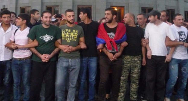 Protesters in Yerevan formed a 'human chain'. September 11, 2015. Photo by Armine Martirosyan for the "Caucasian Knot"