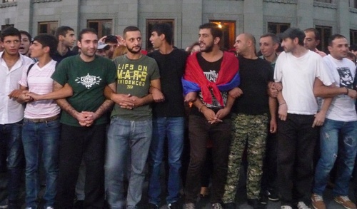 Protesters in Yerevan formed a 'human chain'. September 11, 2015. Photo by Armine Martirosyan for the "Caucasian Knot"