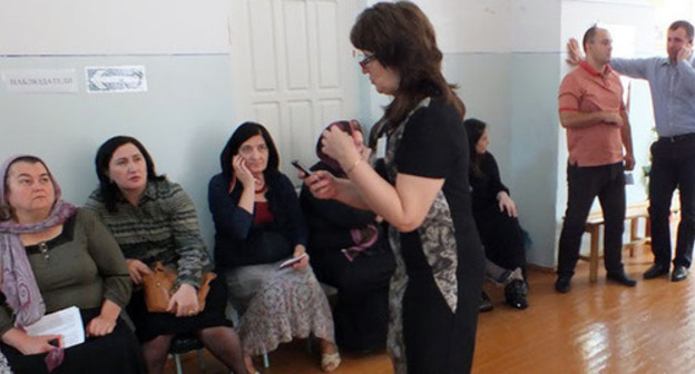 At the voting station in Buynaksk, September 13, 2015. Photo by Patimat Makhmudova for the ‘Caucasian Knot’. 