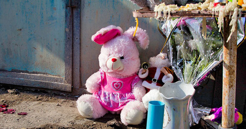 Toys and flowers at the gates of the Avetisyans’ house. Gyumri, January 20, 2015. Photo by Narek Tumasyan for the ‘Caucasian Knot’. Toys and flowers at the gates of the Avetisyans’ house. Gyumri, January 20, 2015. Photo by Narek Tumasyan for the ‘Caucasian Knot’.