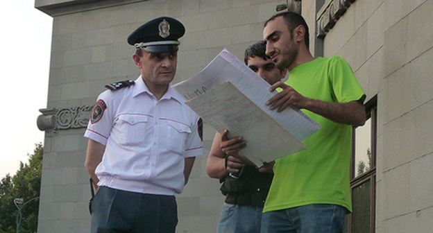 Activists show their electricity bills, September 12, 2015. Photo by Armine Martirosyan for the ‘Caucasian Knot’. Activists show their electricity bills, September 12, 2015. Photo by Armine Martirosyan for the ‘Caucasian Knot’.
