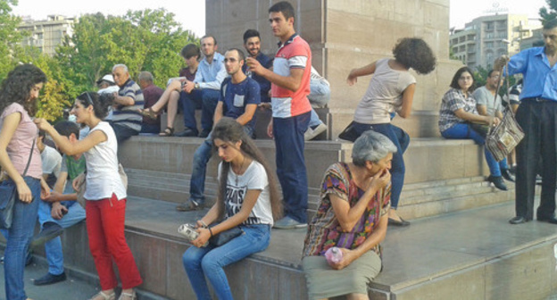 Protesters against increase of electricity tariff, Yerevan, September 11, 2015. Photo by Armine Martirosyan for the ‘Caucasian Knot’. 
