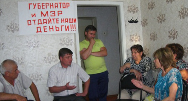 Sergey Svidovsky (second to the left), Deputy Prosecutor of the Akhtubinsk District, recorded the demands of the participants of the protest action. Akhtubinsk, September 20, 2015. Photo by Yelena Grebenyuk for the "Caucasian Knot" Sergey Svidovsky (second to the left), Deputy Prosecutor of the Akhtubinsk District, recorded the demands of the participants of the protest action. Akhtubinsk, September 20, 2015. Photo by Yelena Grebenyuk for the "Caucasian Knot"