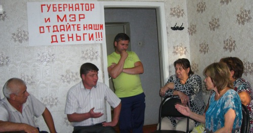 Sergey Svidovsky (second to the left), Deputy Prosecutor of the Akhtubinsk District, recorded the demands of the participants of the protest action. Akhtubinsk, September 20, 2015. Photo by Yelena Grebenyuk for the "Caucasian Knot"