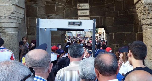 Derbent. September 19, 2015. Before entering magal (ancient quartier) people pass through frame metal detectors. Photo by Timur Isaev for the "Caucasian Knot" Derbent. September 19, 2015. Before entering magal (ancient quartier) people pass through frame metal detectors. Photo by Timur Isaev for the "Caucasian Knot"