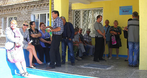 Employees of the enterprise and citizens support the participants of the hunger-strike which started on September 19. Photo by Yelena Grebenyuk for the "Caucasian Knot"