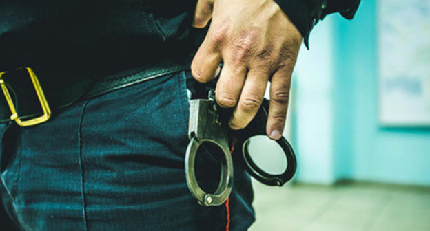 Law enforcer with handcuffs. Photo: Denis Yakovlev / Yugopolis Law enforcer with handcuffs. Photo: Denis Yakovlev / Yugopolis