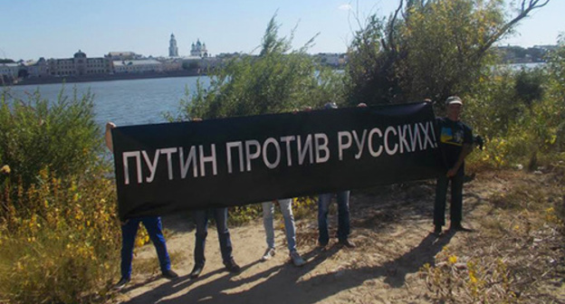 Participants of the rally, Astrakhan, September 27, 2015. Photo by Elena Grebenyuk for the ‘Caucasian Knot’. Participants of the rally, Astrakhan, September 27, 2015. Photo by Elena Grebenyuk for the ‘Caucasian Knot’.