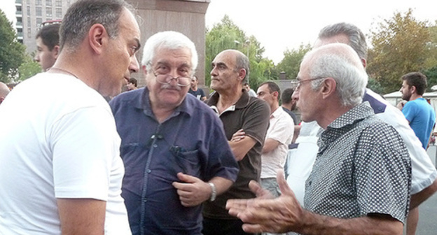 Protesters discuss situation in energy sphere of Armenia, September 2015. Photo by Armine Martirosyan. Protesters discuss situation in energy sphere of Armenia, September 2015. Photo by Armine Martirosyan.