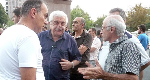 Protesters discuss situation in energy sphere of Armenia, September 2015. Photo by Armine Martirosyan. Protesters discuss situation in energy sphere of Armenia, September 2015. Photo by Armine Martirosyan.