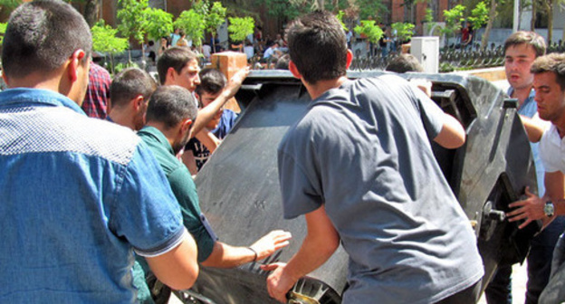 Protesters against increase of electricity tariff, Yerevan, June 24, 2015. Photo by Tigran Petrosyan for the ‘Caucasian Knot’. Protesters against increase of electricity tariff, Yerevan, June 24, 2015. Photo by Tigran Petrosyan for the ‘Caucasian Knot’.