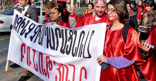 Participants of the action against domestic violence carry banner saying: ‘Nothing justifies violance’, Yerevan, November 25, 2013. Photo by Armine Martirosyan for the ‘Caucasian Knot’. Participants of the action against domestic violence carry banner saying: ‘Nothing justifies violance’, Yerevan, November 25, 2013. Photo by Armine Martirosyan for the ‘Caucasian Knot’.