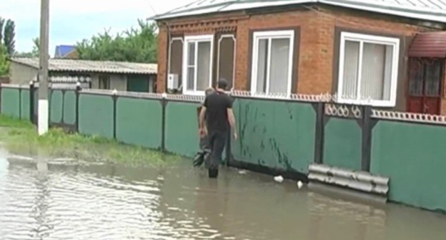 Residents of the village of Blechepsin during flooding, May 25, 2014. Photo: Koshekhabl TV, Youtube.com Residents of the village of Blechepsin during flooding, May 25, 2014. Photo: Koshekhabl TV, Youtube.com