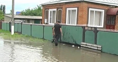 Residents of the village of Blechepsin during flooding, May 25, 2014. Photo: Koshekhabl TV, Youtube.com Residents of the village of Blechepsin during flooding, May 25, 2014. Photo: Koshekhabl TV, Youtube.com