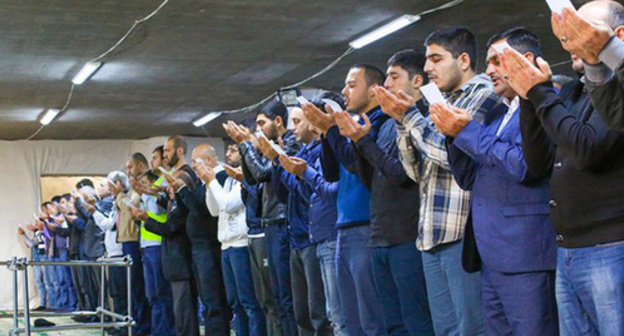 Believers in a mosque. Photo by Aziz Karimov for the ‘Caucasian Knot’. Believers in a mosque. Photo by Aziz Karimov for the ‘Caucasian Knot’.