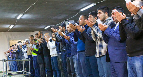 Believers in a mosque. Photo by Aziz Karimov for the ‘Caucasian Knot’. Believers in a mosque. Photo by Aziz Karimov for the ‘Caucasian Knot’.