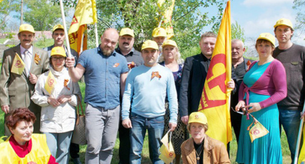 Activists of the "Spravedlivaya Rossiya" Party in Taganrog. Photo: Komarova V.M., http://sr-taganrog.ru/#img-39964974.sngujkuw4v.jpg