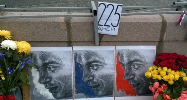 Portraits of Boris Nemtsov and a sign with number of days passed after his death. Moscow, Big Moskvoretsky Bridge, October 9, 2015. Photo by Vyacheslav Feraposhkin for the ‘Caucasian Knot’. Portraits of Boris Nemtsov and a sign with number of days passed after his death. Moscow, Big Moskvoretsky Bridge, October 9, 2015. Photo by Vyacheslav Feraposhkin for the ‘Caucasian Knot’.