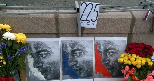 Portraits of Boris Nemtsov and a sign with number of days passed after his death. Moscow, Big Moskvoretsky Bridge, October 9, 2015. Photo by Vyacheslav Feraposhkin for the ‘Caucasian Knot’. Portraits of Boris Nemtsov and a sign with number of days passed after his death. Moscow, Big Moskvoretsky Bridge, October 9, 2015. Photo by Vyacheslav Feraposhkin for the ‘Caucasian Knot’.