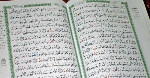A page from Koran. Photo: Amr Fayez (TheEgyptian) https://ru.wikipedia.org