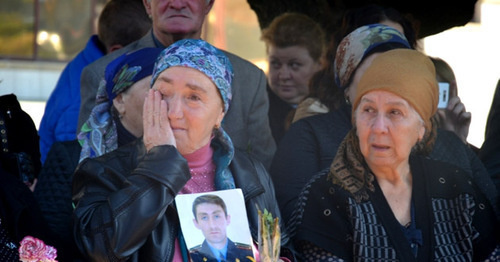 The participants of the mourning ceremonies to pay tribute to the memory of the KBR law enforcers. October 13, 2014. Photo: the press service of the Ministry of Internal Affairs (MIA) for Kabardino-Balkaria http://07.mvd.ru/