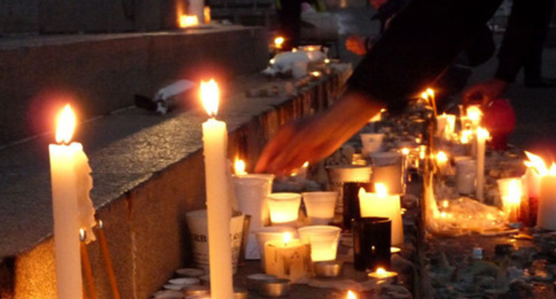 The action of lighting candles in the Freedom Square in Yerevan. January 14, 2015. Photo by Armine Martirosyan for the "Caucasian Knot" The action of lighting candles in the Freedom Square in Yerevan. January 14, 2015. Photo by Armine Martirosyan for the "Caucasian Knot"