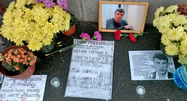 Flowers and Boris Nemtsov's photo at the murder spot. Moscow, October 9, 2015. Photo by Vyacheslav Feraposhkin for the "Caucasian Knot" Flowers and Boris Nemtsov's photo at the murder spot. Moscow, October 9, 2015. Photo by Vyacheslav Feraposhkin for the "Caucasian Knot"