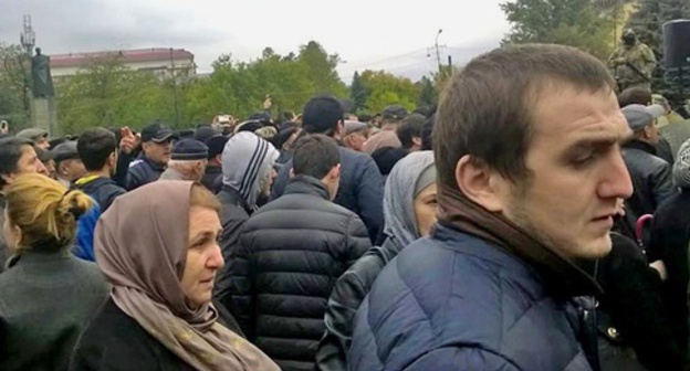 Buynaksk residents at the square cordoned off by the law enforcers. Buynaksk, October 16, 2015. Photo by Shamil Magomedov for the "Caucasian Knot" Buynaksk residents at the square cordoned off by the law enforcers. Buynaksk, October 16, 2015. Photo by Shamil Magomedov for the "Caucasian Knot"