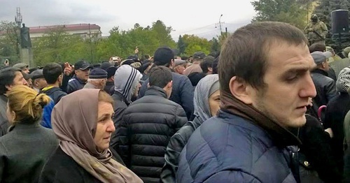 Buynaksk residents at the square cordoned off by the law enforcers. Buynaksk, October 16, 2015. Photo by Shamil Magomedov for the "Caucasian Knot" Buynaksk residents at the square cordoned off by the law enforcers. Buynaksk, October 16, 2015. Photo by Shamil Magomedov for the "Caucasian Knot"