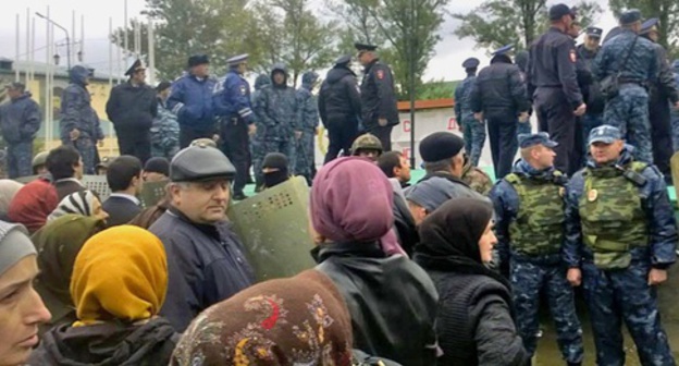 Buynaksk residents encircled by the law enforcers. Buynaksk, October 16, 2015. Photo by Shamil Magomedov for the "Caucasian Knot" Buynaksk residents encircled by the law enforcers. Buynaksk, October 16, 2015. Photo by Shamil Magomedov for the "Caucasian Knot"