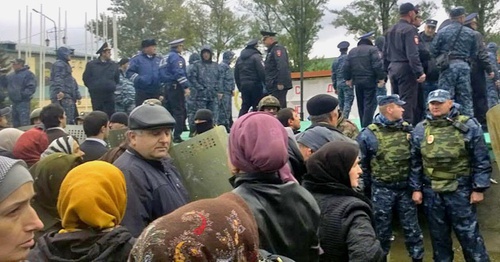 Buynaksk residents encircled by the law enforcers. Buynaksk, October 16, 2015. Photo by Shamil Magomedov for the "Caucasian Knot" Buynaksk residents encircled by the law enforcers. Buynaksk, October 16, 2015. Photo by Shamil Magomedov for the "Caucasian Knot"