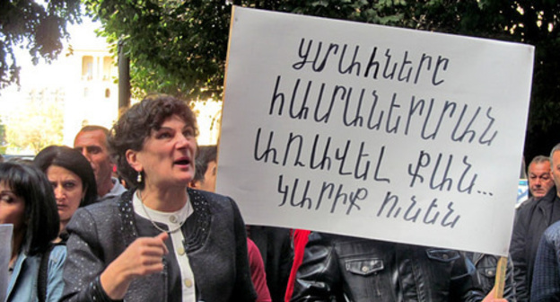 Relatives of the prisoners sentenced to life imprisonment demand to review the criminal cases of their relatives. Inscription on a poster: "Prisoners serving life sentences should be pardoned". Yerevan, October 15, 2015. Photo by Tigran Petrosyan for the "Caucasian Knot" Relatives of the prisoners sentenced to life imprisonment demand to review the criminal cases of their relatives. Inscription on a poster: "Prisoners serving life sentences should be pardoned". Yerevan, October 15, 2015. Photo by Tigran Petrosyan for the "Caucasian Knot"