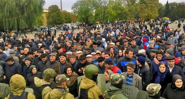 Buynaksk residents encircled by the law enforcers. Buynaksk, October 16, 2015. Photo by Shamil Magomedov for the "Caucasian Knot" Buynaksk residents encircled by the law enforcers. Buynaksk, October 16, 2015. Photo by Shamil Magomedov for the "Caucasian Knot"