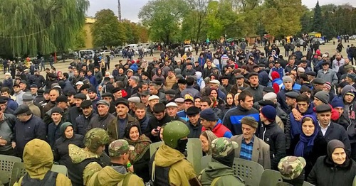 Buynaksk residents encircled by the law enforcers. Buynaksk, October 16, 2015. Photo by Shamil Magomedov for the "Caucasian Knot" Buynaksk residents encircled by the law enforcers. Buynaksk, October 16, 2015. Photo by Shamil Magomedov for the "Caucasian Knot"