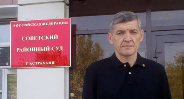 Igor Stenin near the building of the court in Astrakhan. Photo by Yelena Grebenyuk for the "Caucasian Knot" Igor Stenin near the building of the court in Astrakhan. Photo by Yelena Grebenyuk for the "Caucasian Knot"