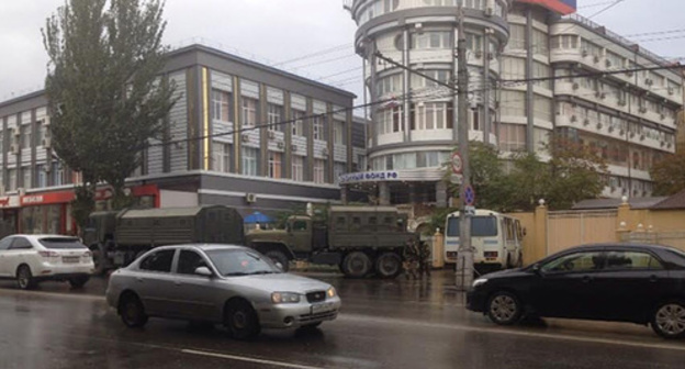 Law enforcers have blocked the building of the Russian Pension Fund Department for Dagestan, October 22, 2015. Photo by Timur Isaev for the "Caucasian Knot" Law enforcers have blocked the building of the Russian Pension Fund Department for Dagestan, October 22, 2015. Photo by Timur Isaev for the "Caucasian Knot"