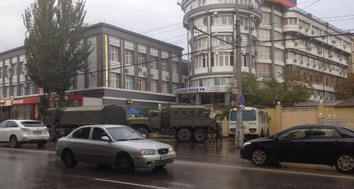 Law enforcers have blocked the building of the Russian Pension Fund Department for Dagestan, October 22, 2015. Photo by Timur Isaev for the "Caucasian Knot" Law enforcers have blocked the building of the Russian Pension Fund Department for Dagestan, October 22, 2015. Photo by Timur Isaev for the "Caucasian Knot"